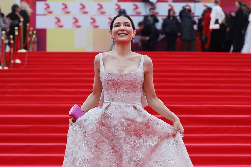 «Заслужили»: Екатерина Климова покинула Россию со звездой «Офицеров»