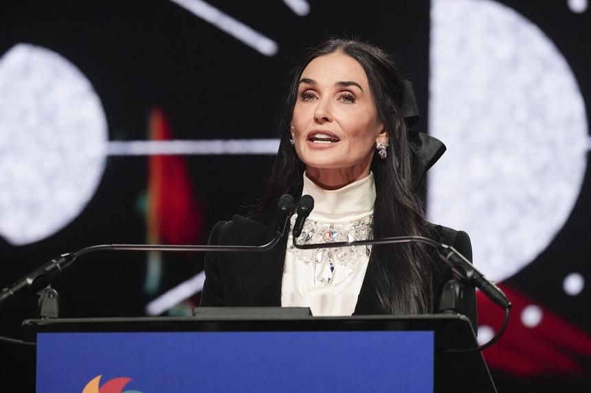 Деми Мур сделала заявление после слухов о романе с актером, который на 21 год младше