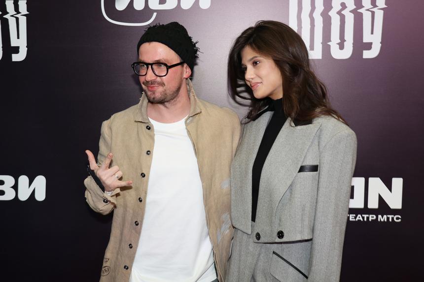 Актер Александр Петров появился на премьере с беременной женой