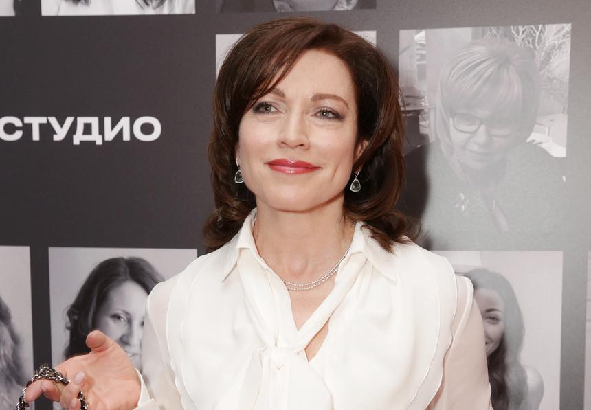 «Видны мешочки под глазами, верхнее веко нависает»: хирург раскрыл, делала ли Хмельницкая пластику