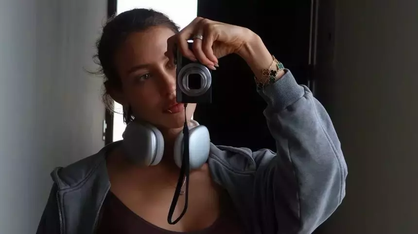 «Теперь спасаюсь»: девушка Тимати пожаловалась на последствия поездки в Париж с рэпером