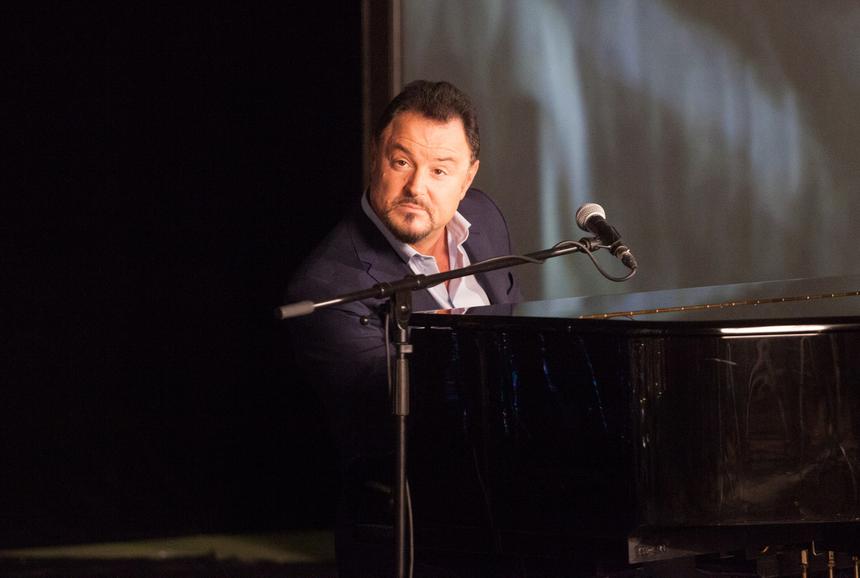 Сбежавшего из России певца Леонидова попросили признать иноагентом