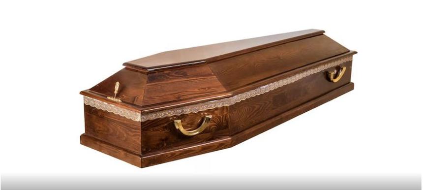 Жители одного из районов Москвы каждый день находят во дворе новый гроб