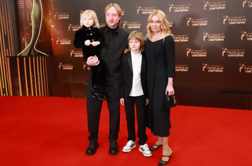 Сын Евгения Плющенко выиграл соревнования, на которых не было других участников