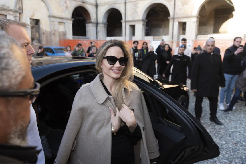 Держалась стойко: Анджелина Джоли впервые вышла в свет после провала на «Оскаре»