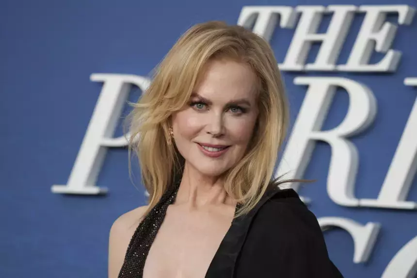 57-летняя актриса Николь Кидман снялась для глянца в вечернем платье в воде