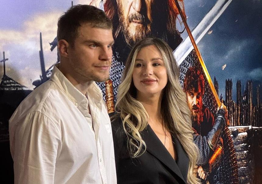 В белой рубахе с распахнутым верхом: внебрачный сын Михаила Пореченкова вышел в свет с женой