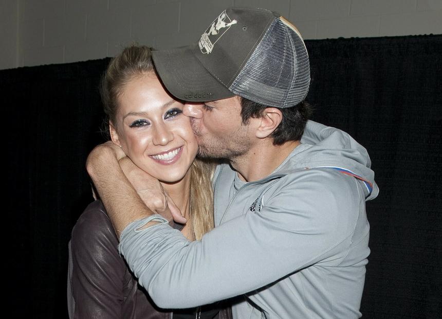 Мать детей Энрике Иглесиаса Анну Курникову засняли в инвалидном кресле