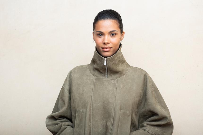 Бывшая возлюбленная Венсана Касселя снялась в мокром купальнике