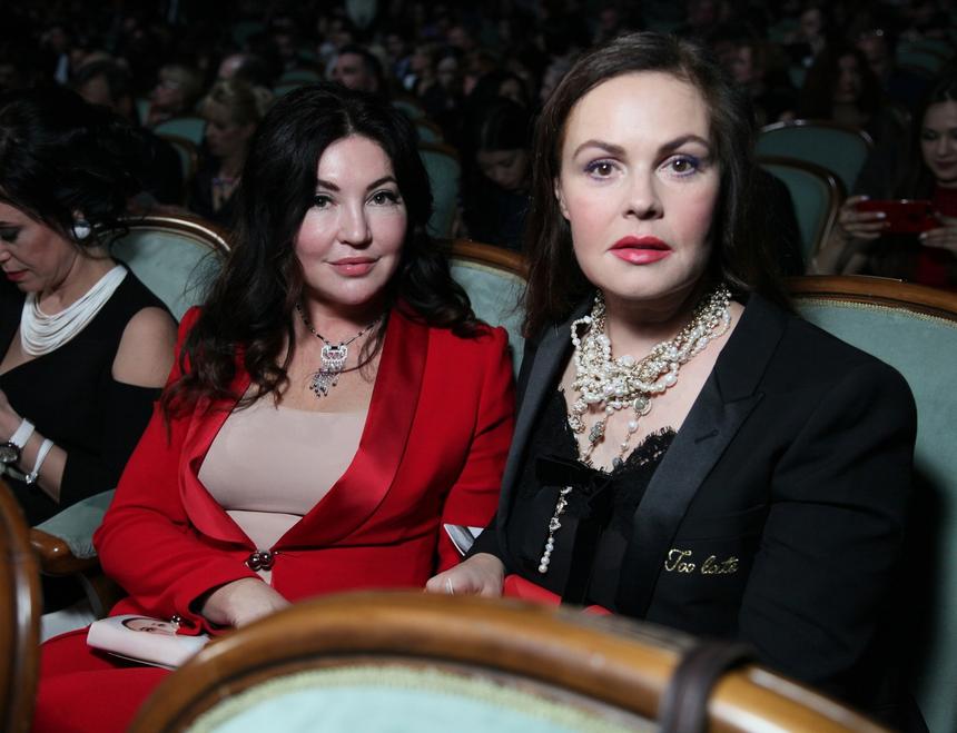 64-летняя Екатерина Андреева появилась на премьере спектакля в молодежном образе