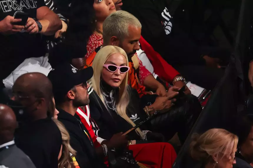 66-летняя певица Мадонна показала лицо без макияжа