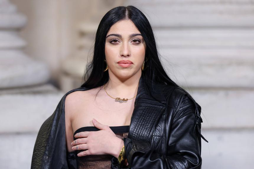 28-летнюю дочь Мадонны сравнили с Лолитой после модного показа в Париже