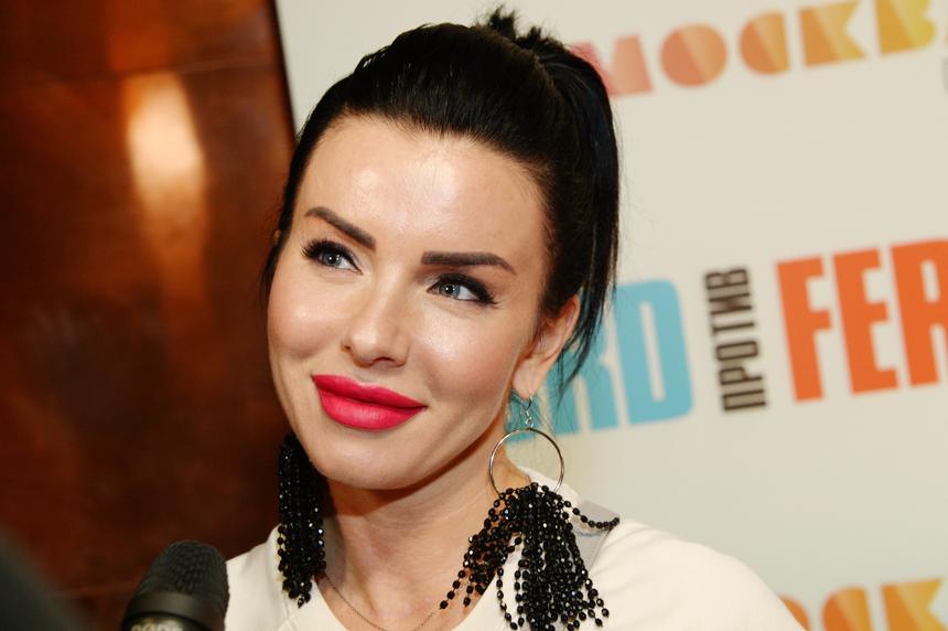 Похудевшая в Индии Юлия Волкова показала фигуру в платье с разрезами