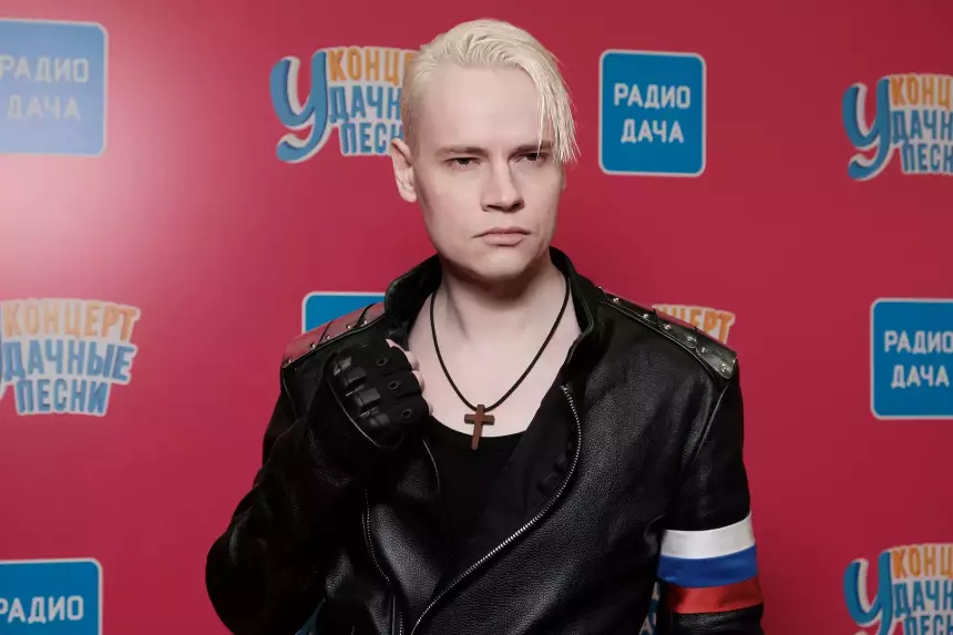 Певец SHAMAN и Екатерина Мизулина сделали вид, что поцеловались на публике