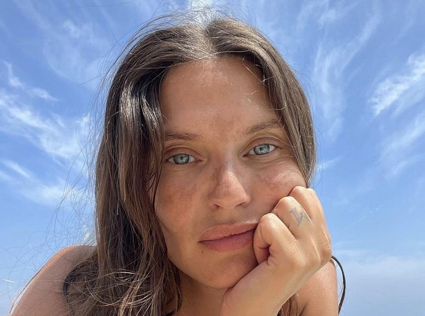 Появилась на фото с косынкой: страдающая от рака топ-модель Бьянка Балти приняла участие в новой съемке