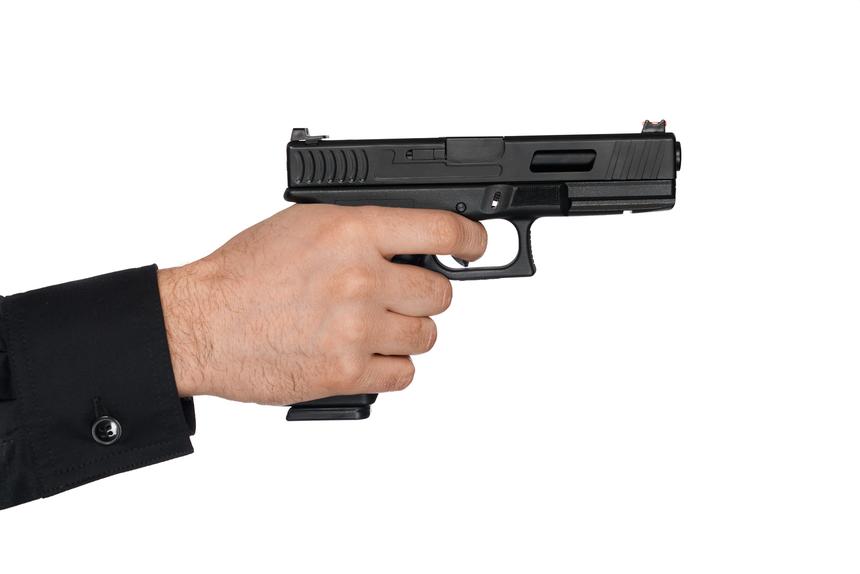 Россиянин выследил жену и выстрелил в нее более 12 раз