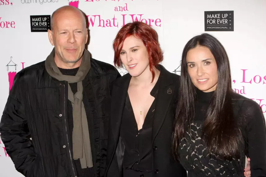 «Всегда будем семьей»: Деми Мур поддержала неизлечимо больного экс-мужа Брюса Уиллиса