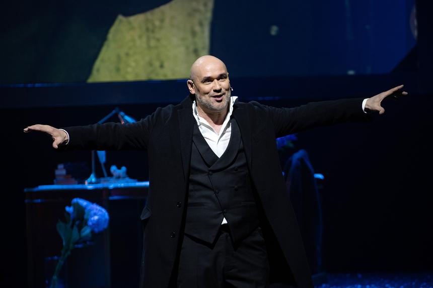 «Из тесного смокинга выпрыгивает, хочет понравиться»: Стас Садальский дал совет Максиму Аверину