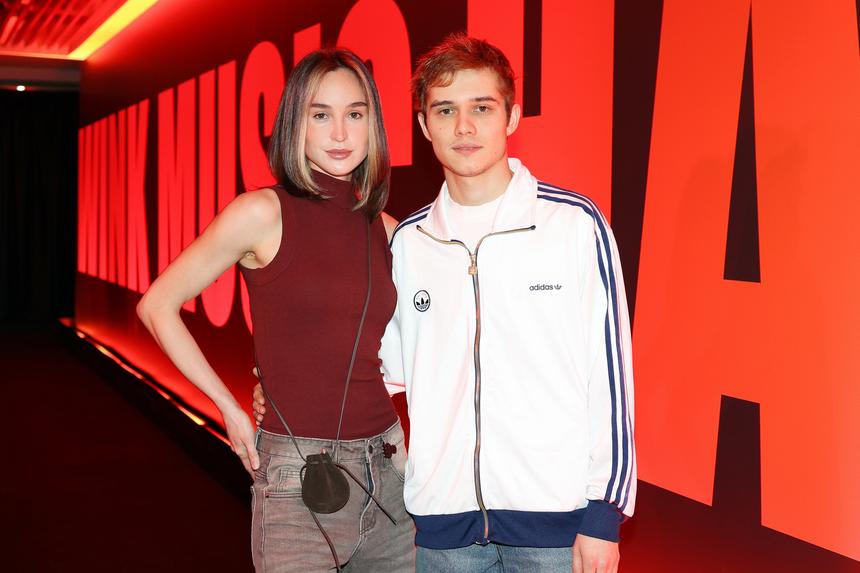 Актер Рузиль Минекаев в спортивном костюме вышел в свет с женой