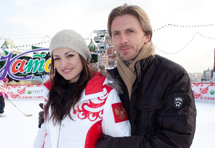 «Первые поддержки!»: Дробязко и Ванагас вышли на лед с новорожденной дочкой