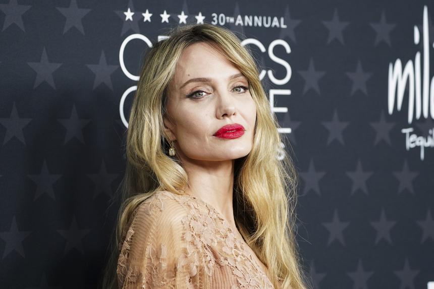 «Это был лучший вариант»: зачем Анджелина Джоли продала фото своих новорожденных детей