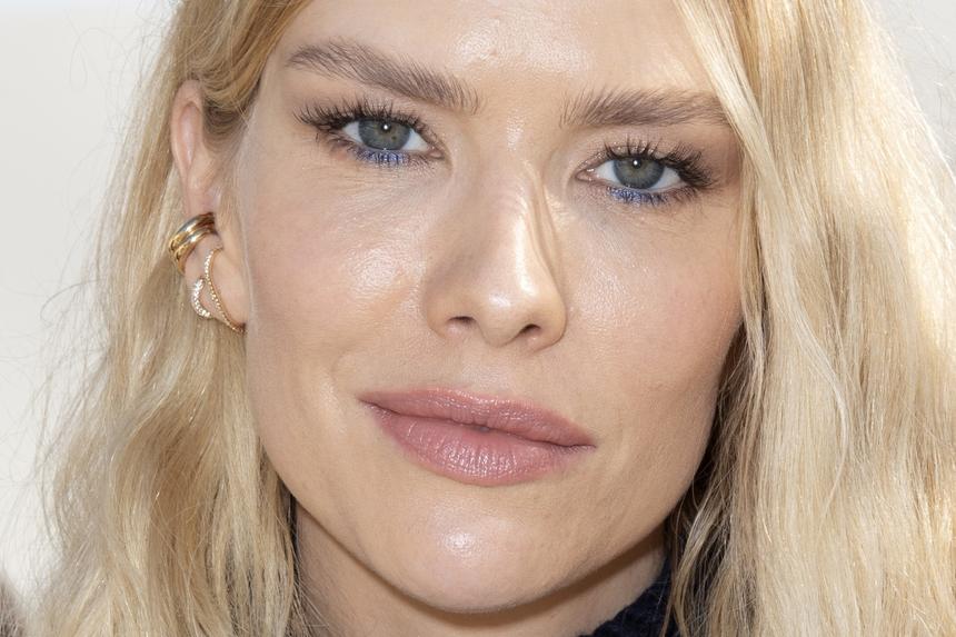 «Спасибо за поздравление»: Елена Перминова опубликовала фото с округлившимся животом