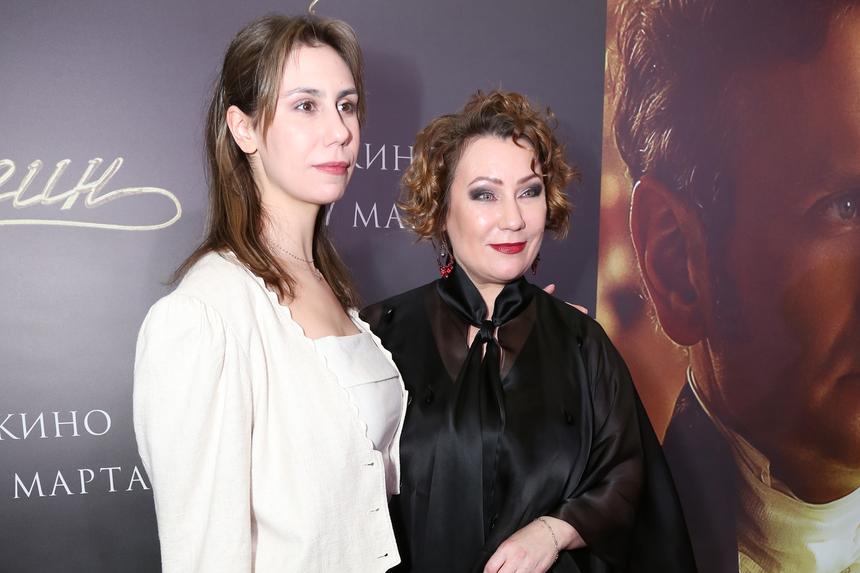 Актриса Ольга Тумайкина появилась на премьере фильма с 16-летней дочкой