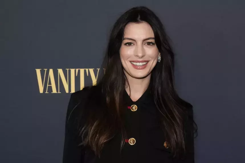 Актриса Энн Хэтэуэй впервые за долгое время вышла в свет с младшим сыном