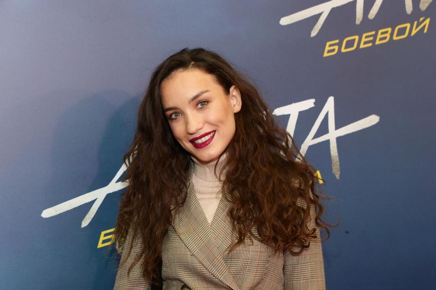 Певица Виктория Дайнеко вышла на сцену в блестящем платье после похудения