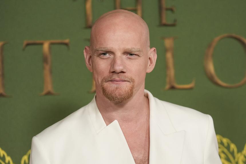 Провал или удачная находка? Профессор моды оценила образ Колокольникова на премьере «Белого лотоса»