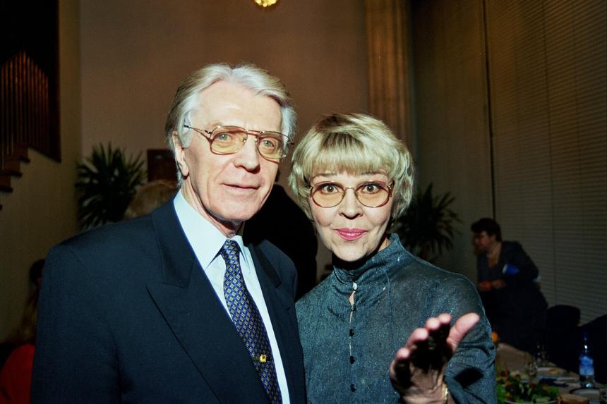 На прощании с актером Олегом Стриженовым в храме заметили венок от президента РФ