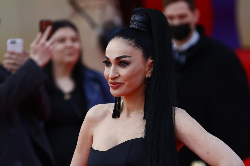 «Это не виниры»: стоматолог раскрыл правду о розовых зубах блогерши Алины Ян за 8 млн рублей