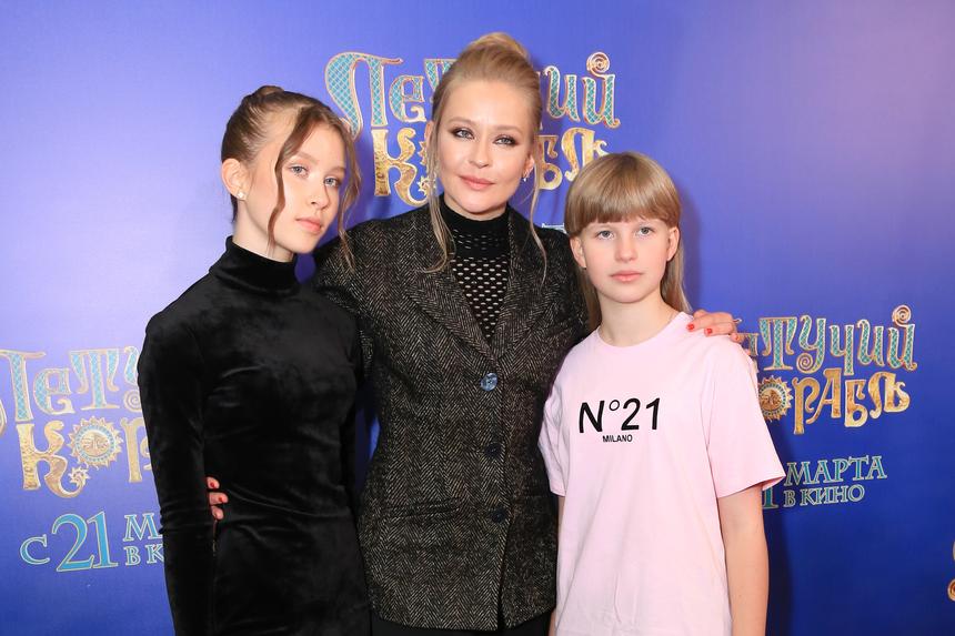 «Достойно работает. Но я бы не забегала далеко вперед»: Юлия Пересильд заговорила о будущем 15-летней дочки