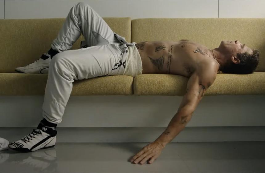 Гонщик с татуировками на теле: Брэд Питт показал фигуру в новом фильме