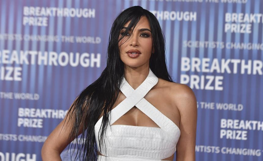 Ким Кардашьян подловили в свадебном платье за поцелуями с известным актером