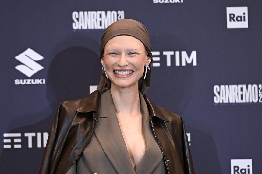 Страдающая от рака модель Бьянка Балти блеснула платьями на фестивале в Италии