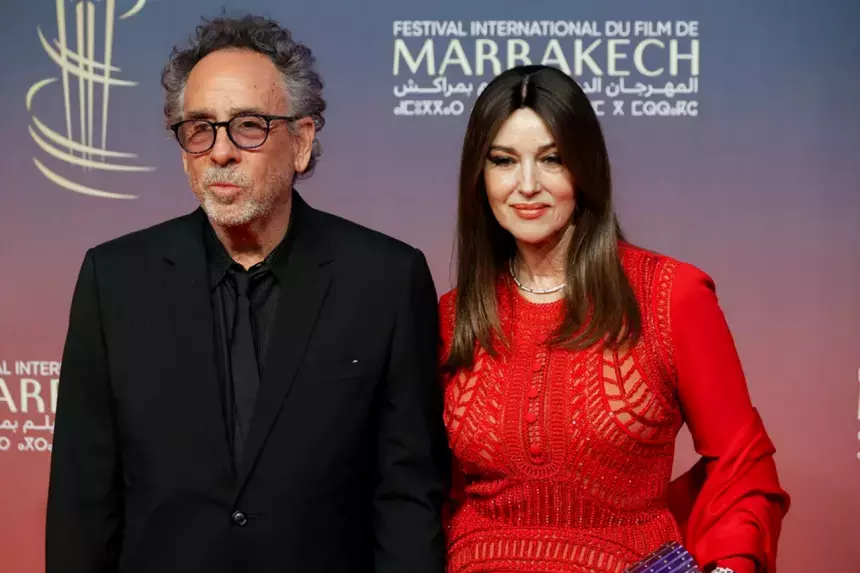 Моника Беллуччи вышла в свет в Дубае с новым цветом волос и в ажурном платье