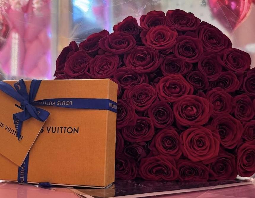 Коробка «Луи Виттон» и большой букет роз: фигуристка Александра Трусова показала подарок мужа на 14 февраля