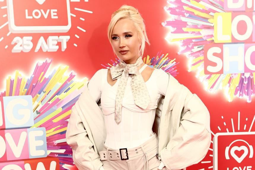 Получила букет белых роз: экс-возлюбленный Клавы Коки намекнул на примирение