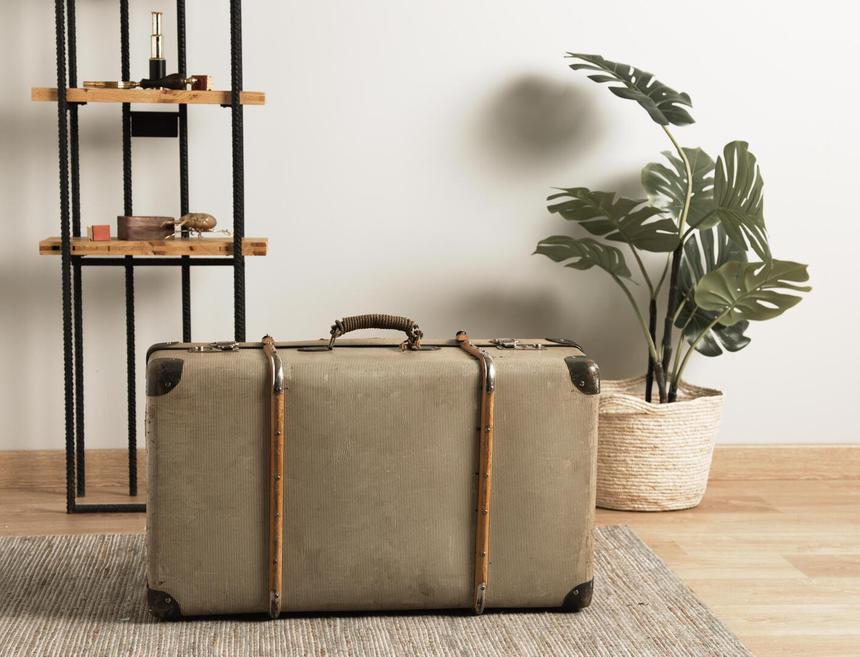 Раздавили ботинками голову: в проливе нашли плавающий чемодан с останками пенсионера