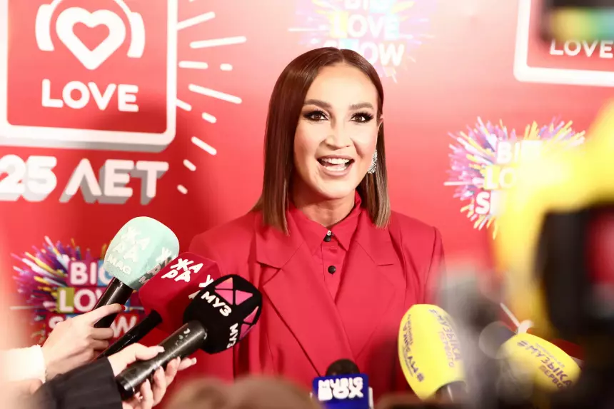 Телеведущая Ольга Бузова повредила шею в попытке привлечь внимание Леди Гаги