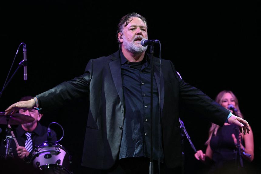 60-летний Рассел Кроу появился на публике после похудения и стал объектом споров в Сети