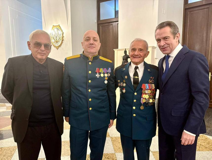 Захар Прилепин получил благодарность от Путина и медаль за службу в зоне СВО