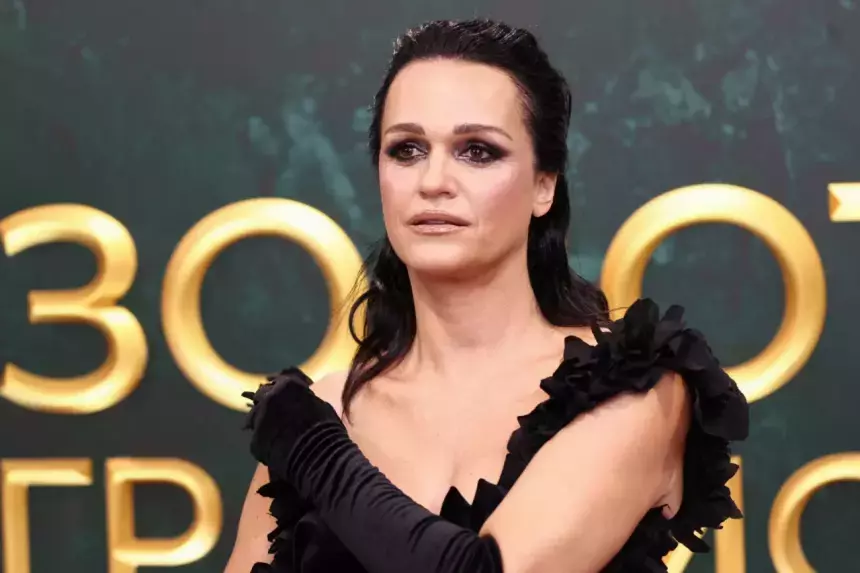 44-летняя певица Слава появилась на премьере фильма с младшей дочкой Антониной