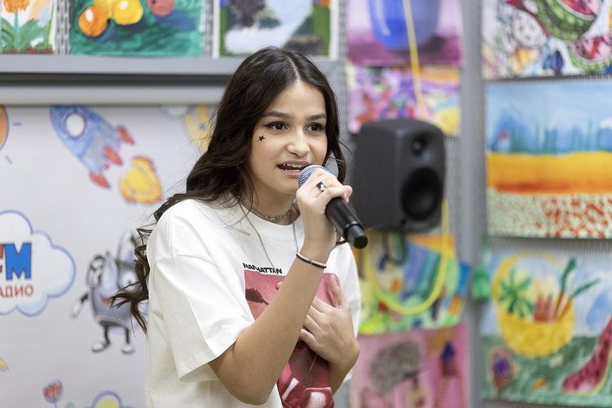 Певица Anjelina рассказала о творчестве, помощи мамы и дружбе с коллегами