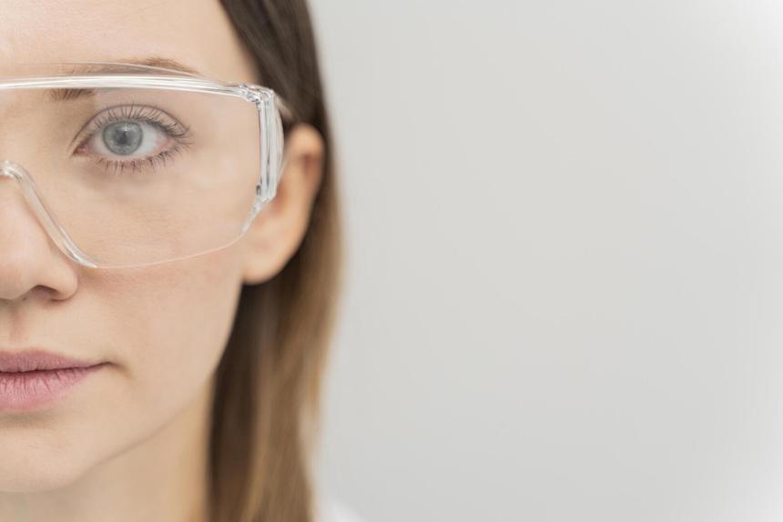 Живой кошмар: российские врачи спасли женщину с червем в глазу