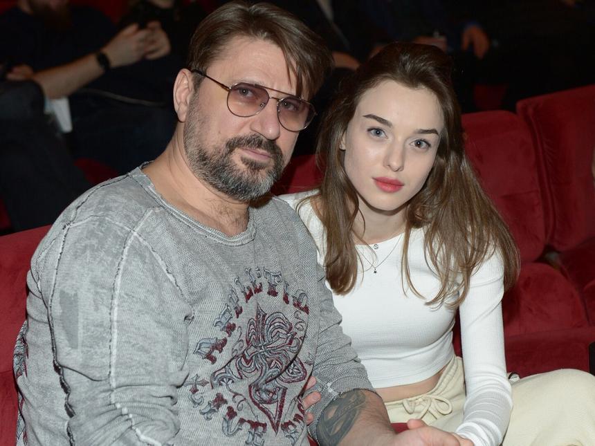 «Надо поставить клеймо»: почему Виктор Логинов выбрал жену на 23 года моложе