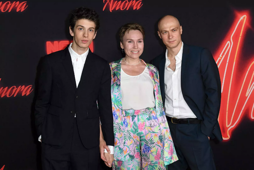 Автограф за 20 тысяч, подушка за 2,5 тысячи: как зарабатывают на славе Юры Борисова