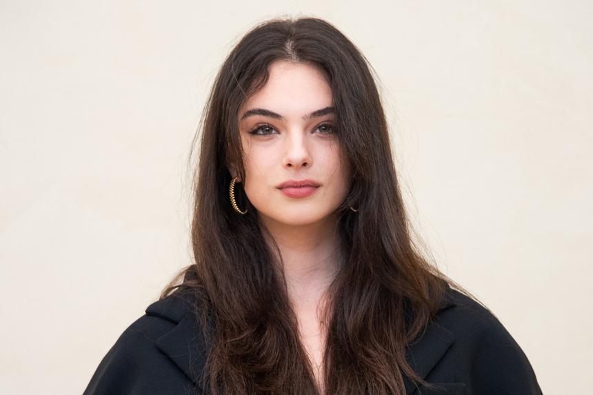 Дочь Моники Беллуччи в белом костюме вышла в свет с возлюбленным