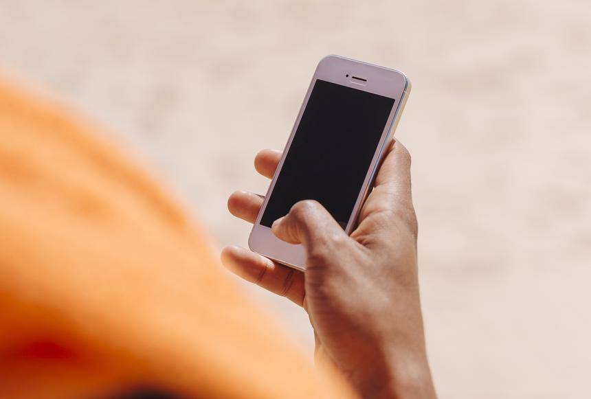 Опасна ли вмятина на мизинце от смартфона и как от нее избавиться